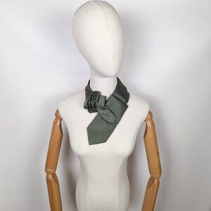 NWT Ogsplosh Ascot Scarf Women's Basket Weave Print Green Size Medium